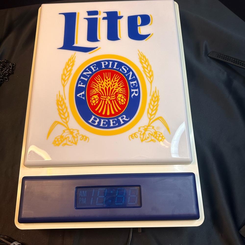 Vintage MILLER LITE  A Fine Pilsner Beer Light Up Beer Sign and clock